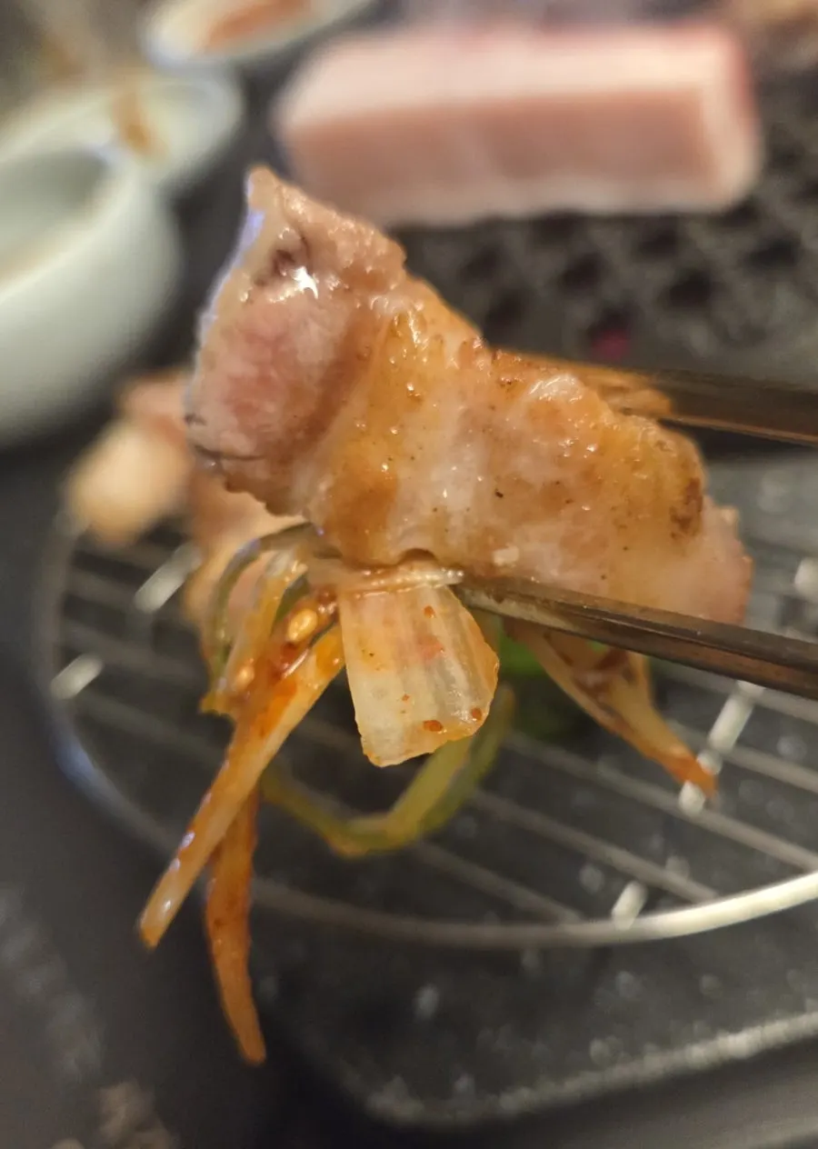 바삭하게 구워진 오겹살 단면