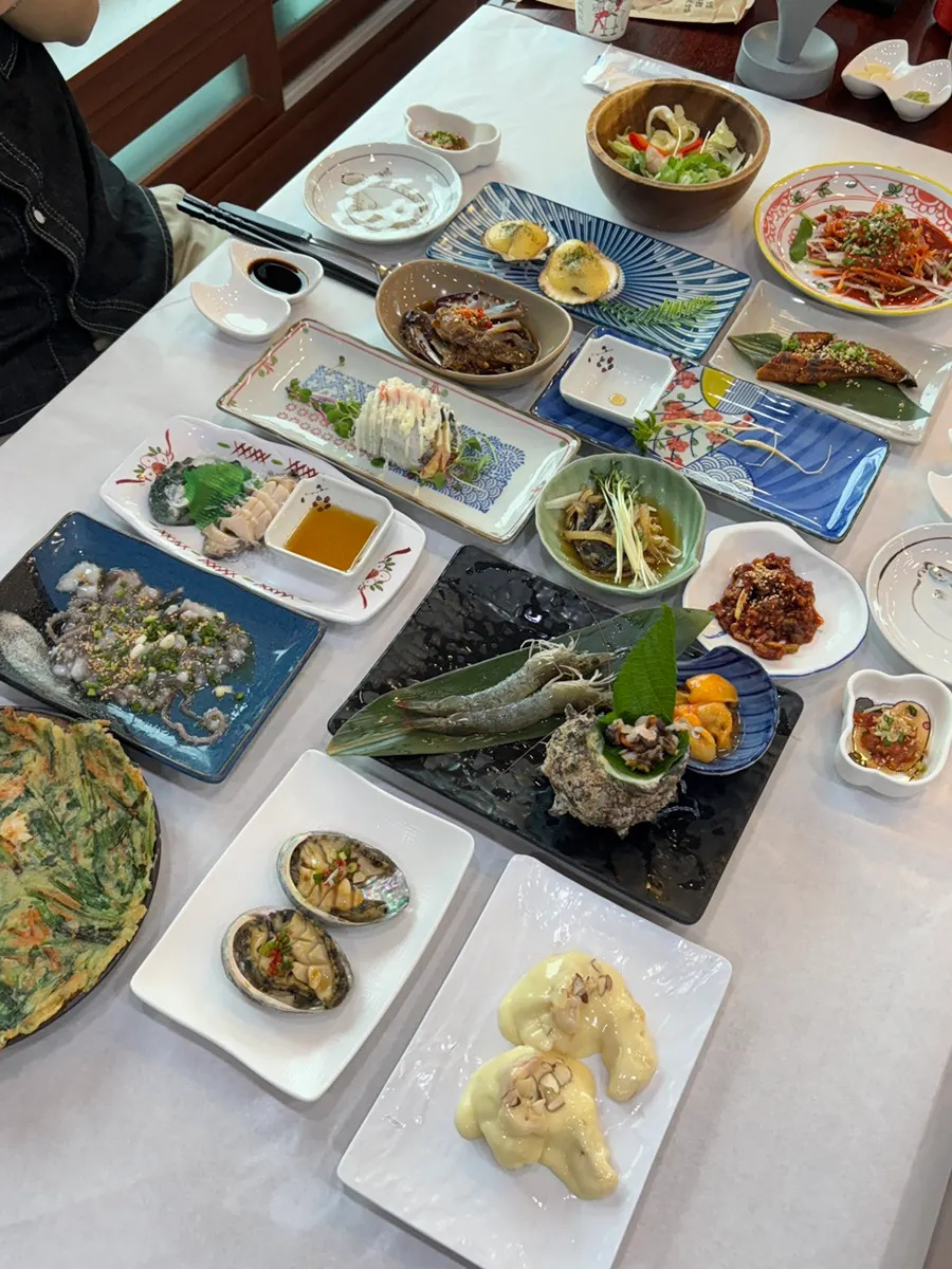 Dajji seafood course table spread