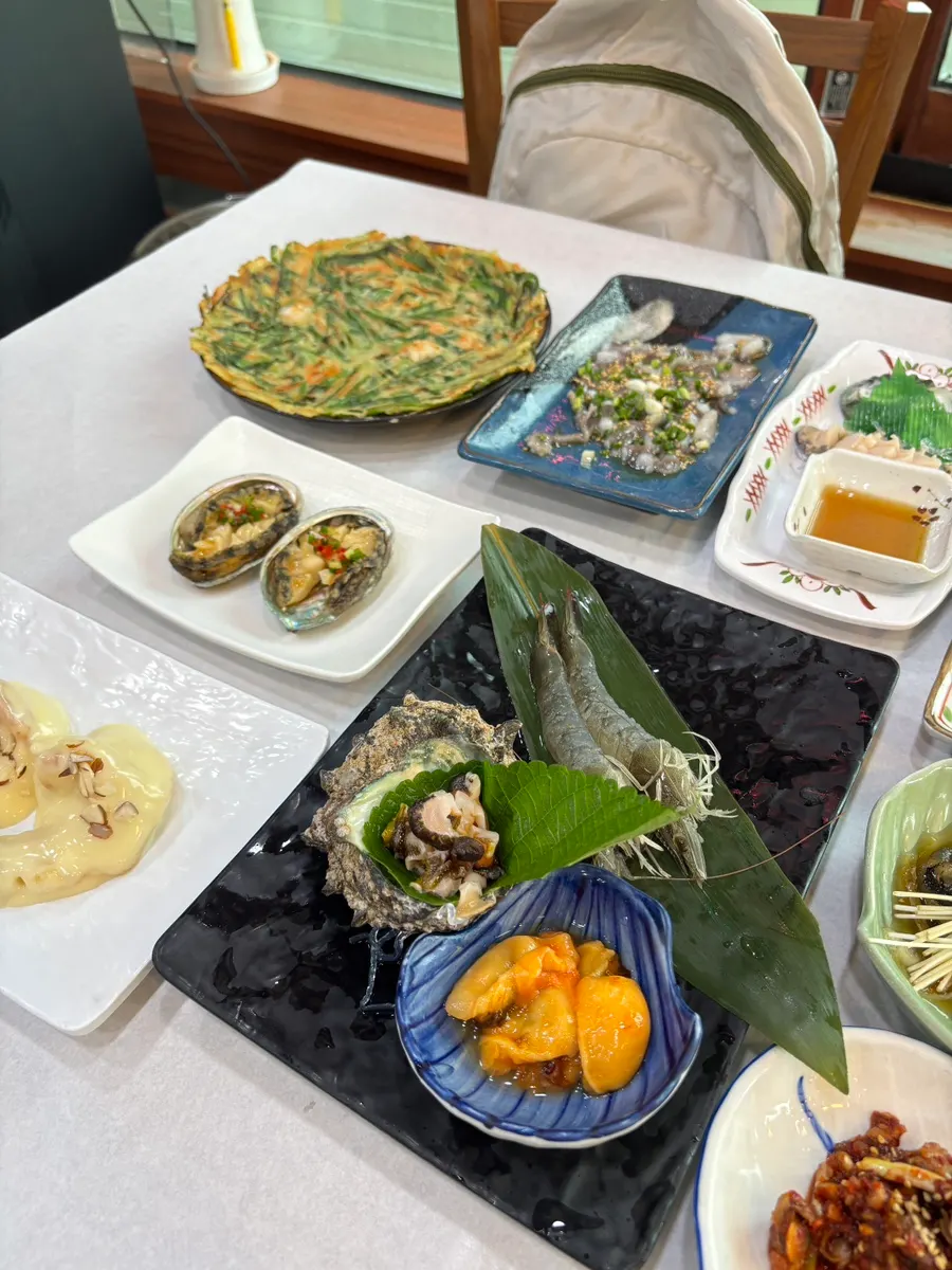 Seasoned cockles and soy-marinated crab
