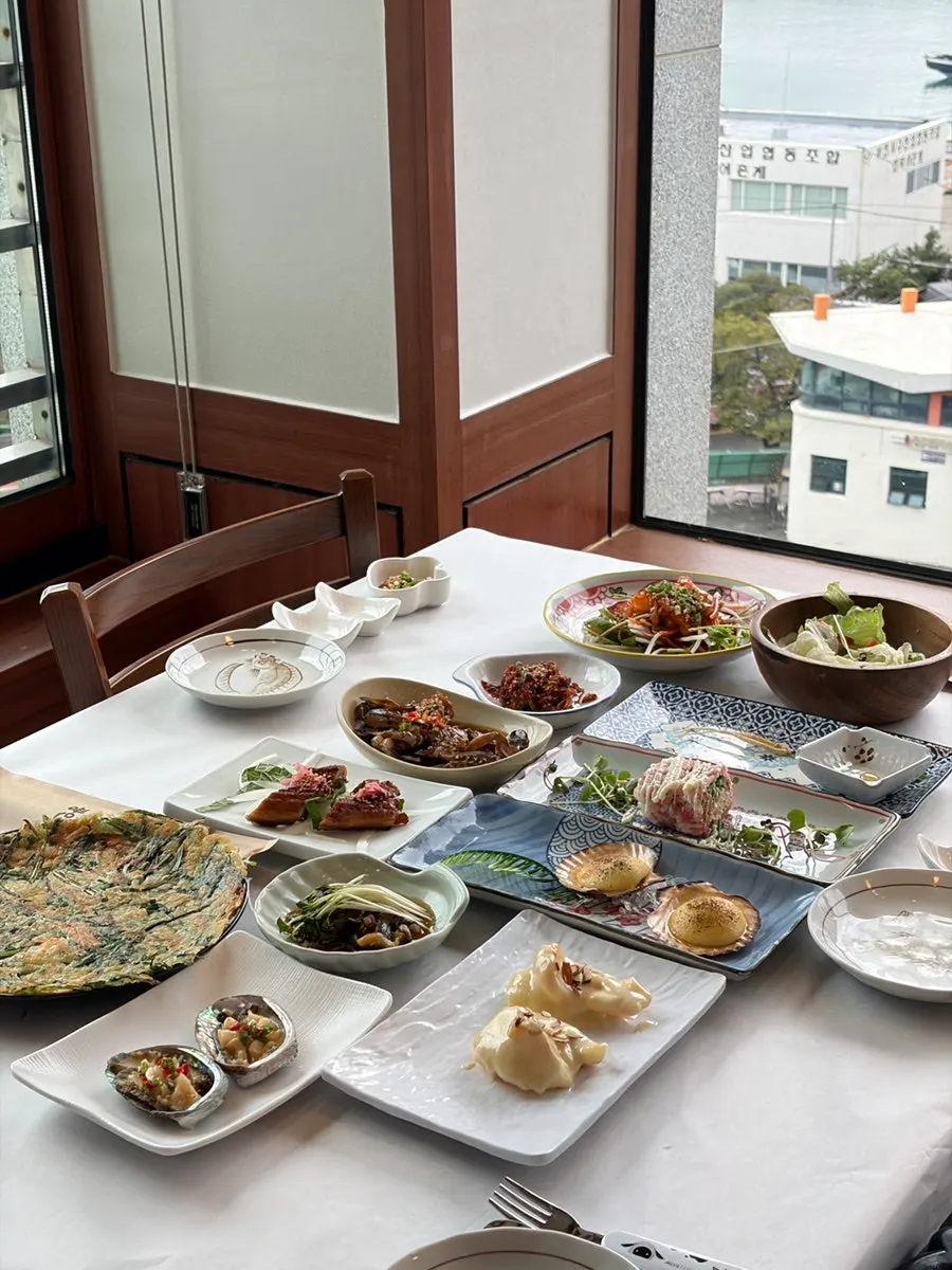 Table full of food at the Gwanganda Jjji dachi spread