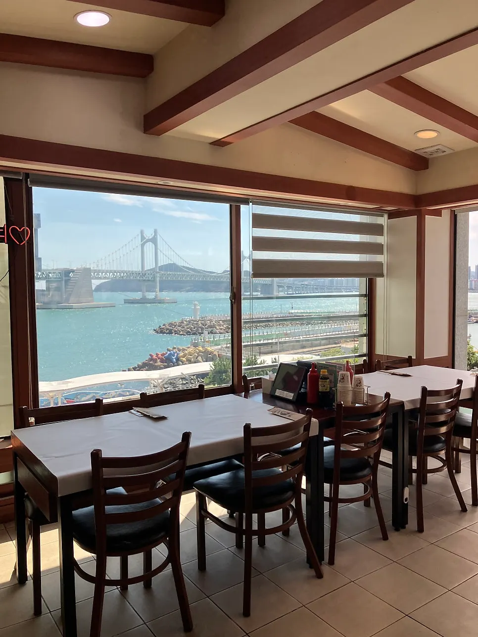 Vertical photo of the Gwanganda Jjji dachi set in Gwangalli