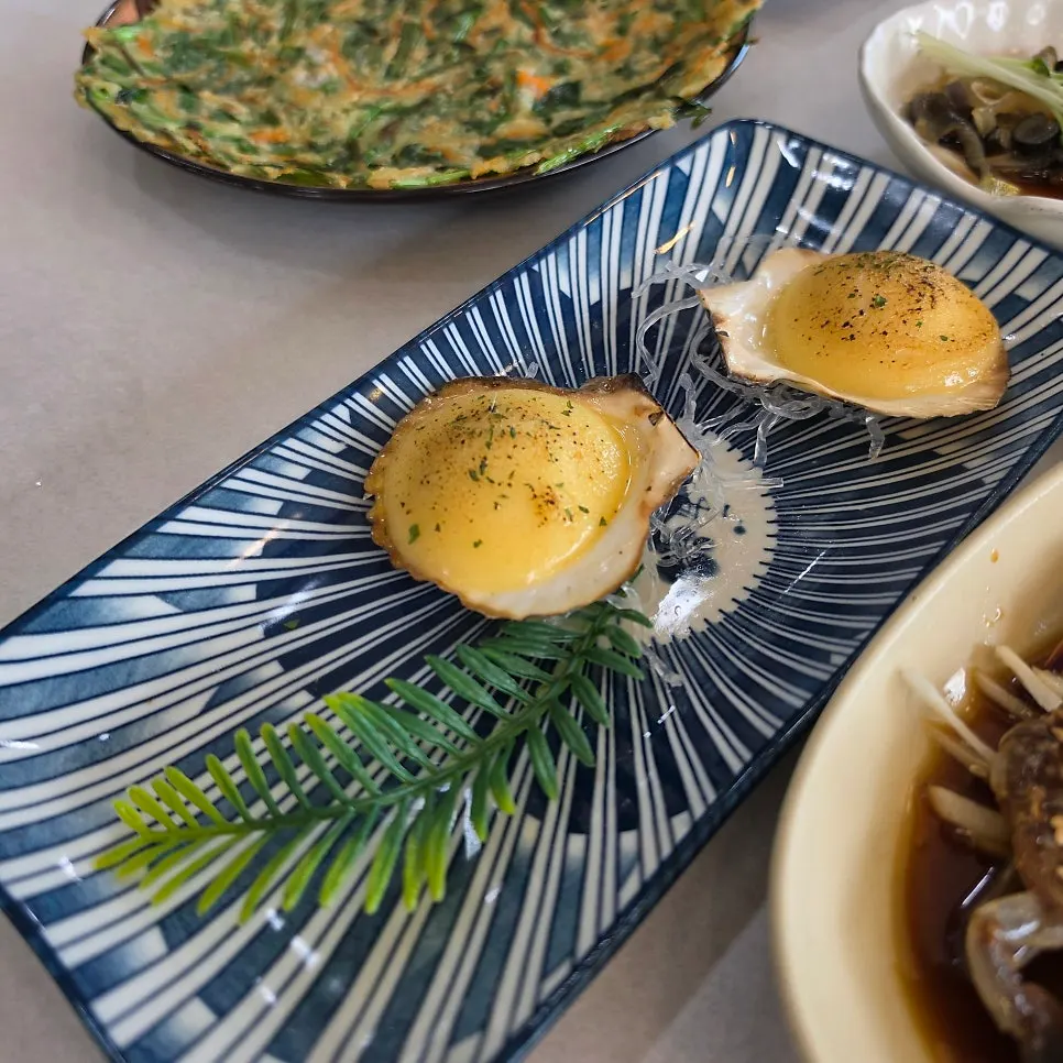 Plate of live abalone sashimi at Gwanganda Jjji