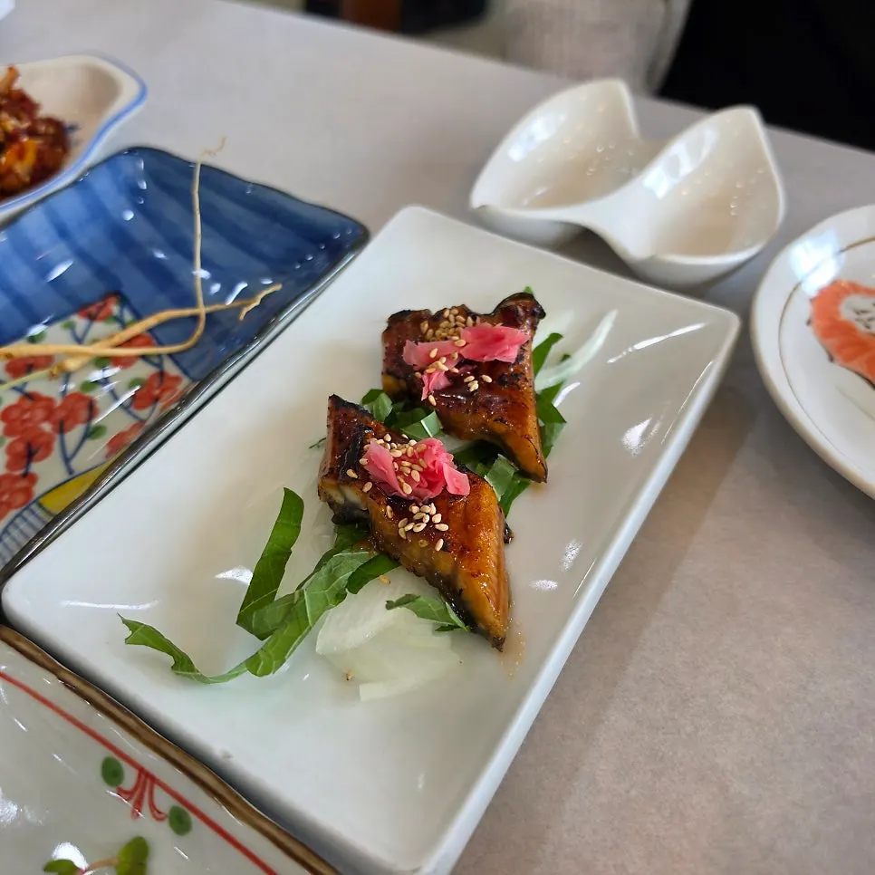 Cheese-grilled scallops at Gwanganda Jjji