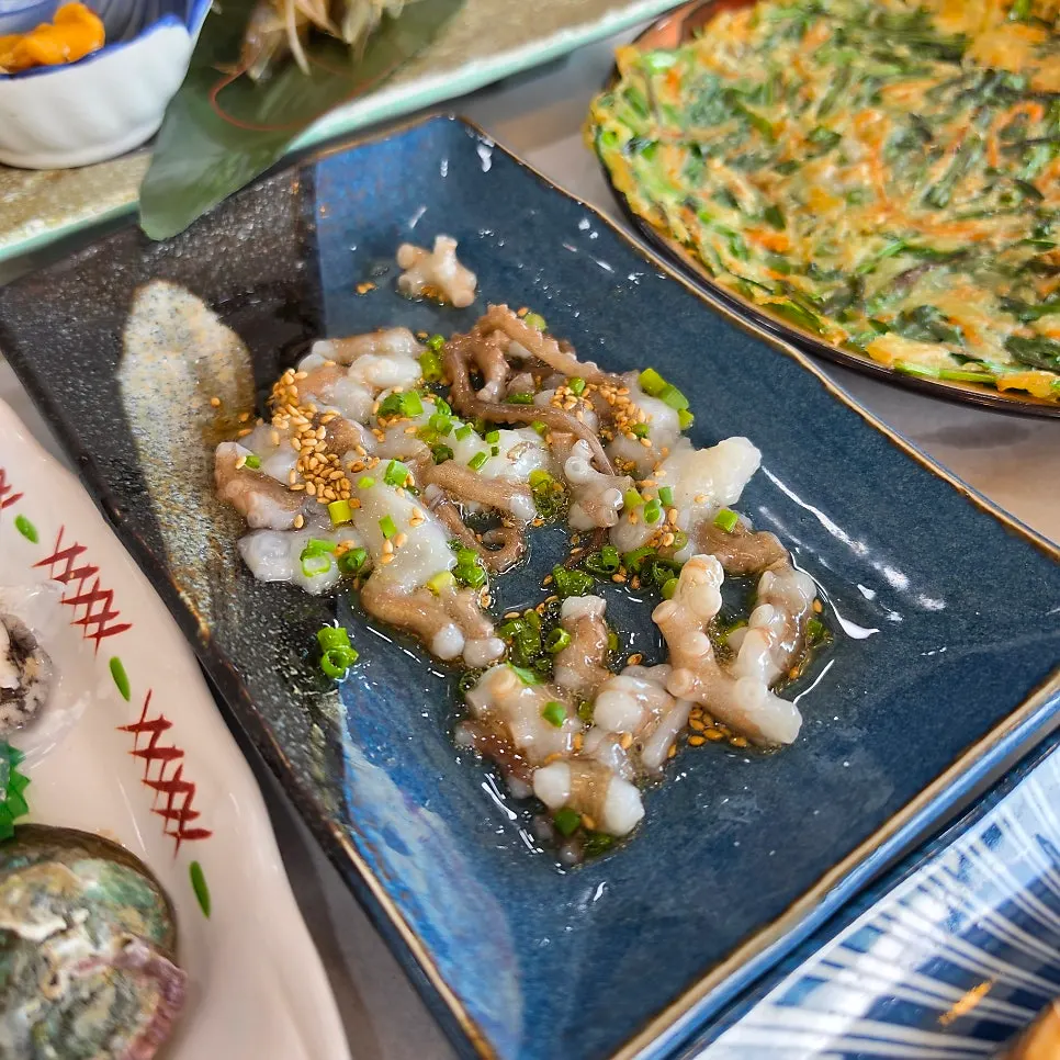 Live shrimp sashimi and octopus tangtangi at Gwanganda Jjji
