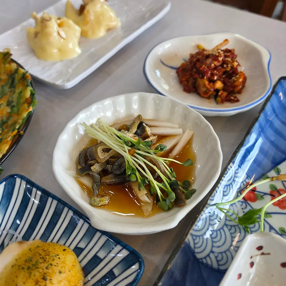 Plate of abalone shell dish at Gwanganda Jjji