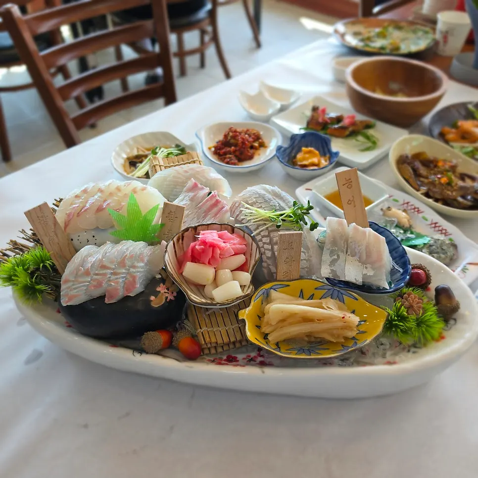 Mixed sashimi platter of flounder, red seabream, spotted halibut and sea bass at Gwanganda Jjji