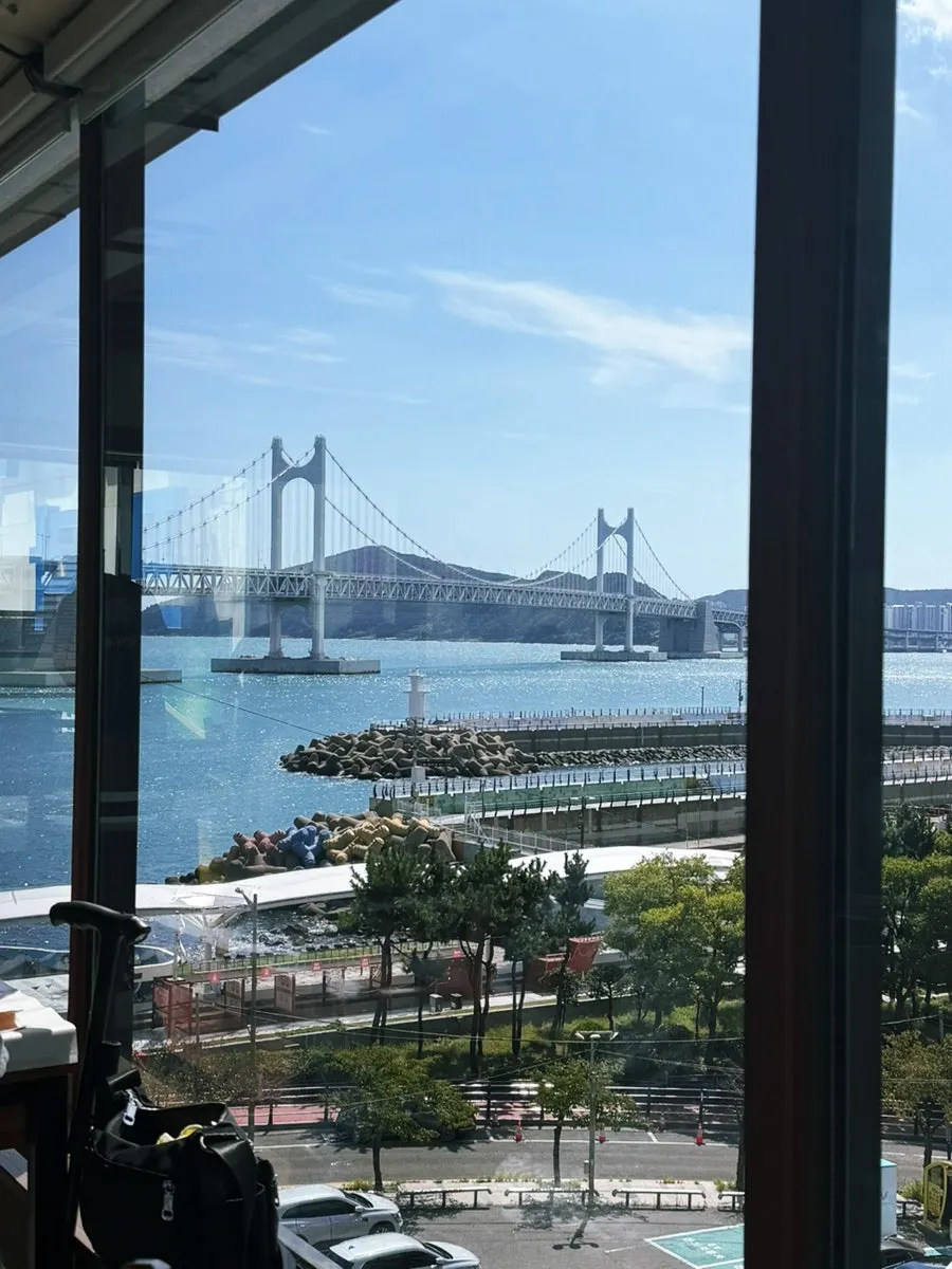 창문 너머로 선명하게 보이는 광안대교 전경