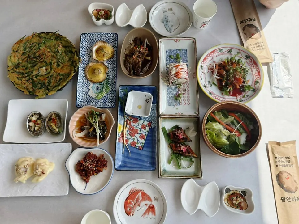 다찌한상 2인과 주류가 차려진 테이블