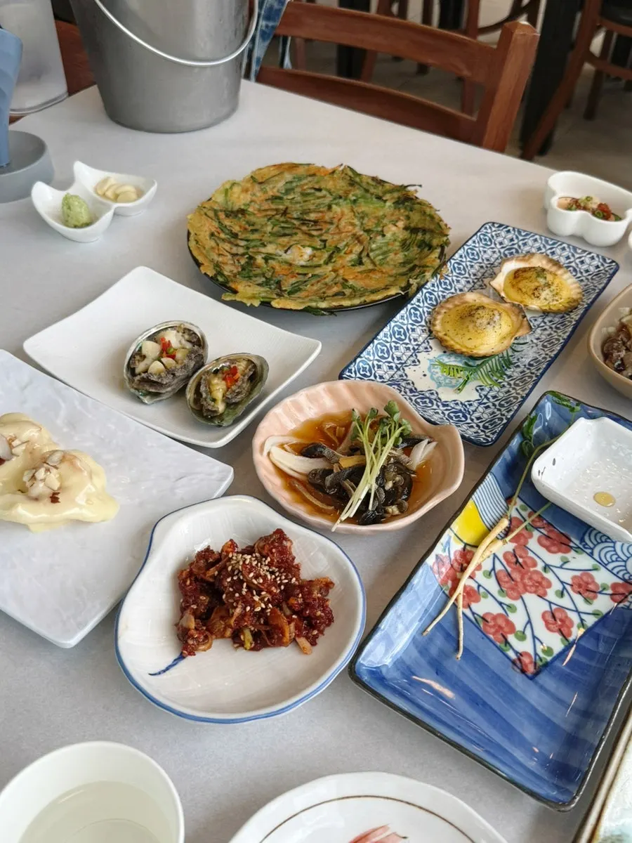차려지기 시작한 다찌 스끼다시 접시들