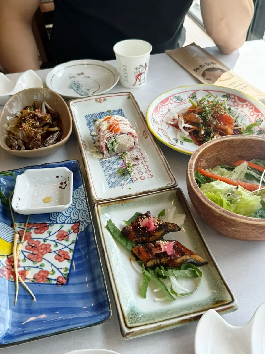 빠르게 세팅되는 해산물 스끼다시 상차림