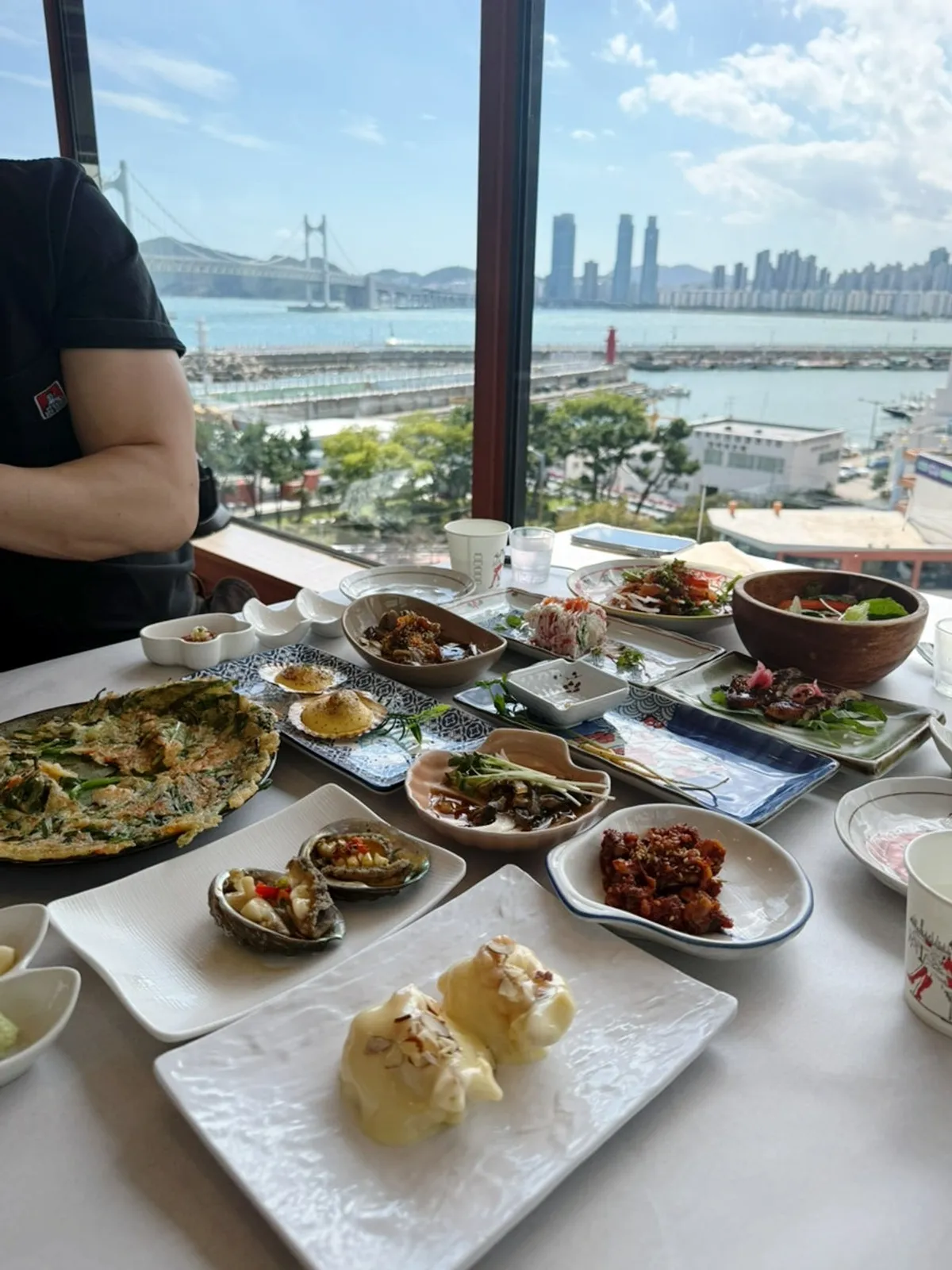 한상 가득 차려진 광안다찌 다찌한상 전체 상차림