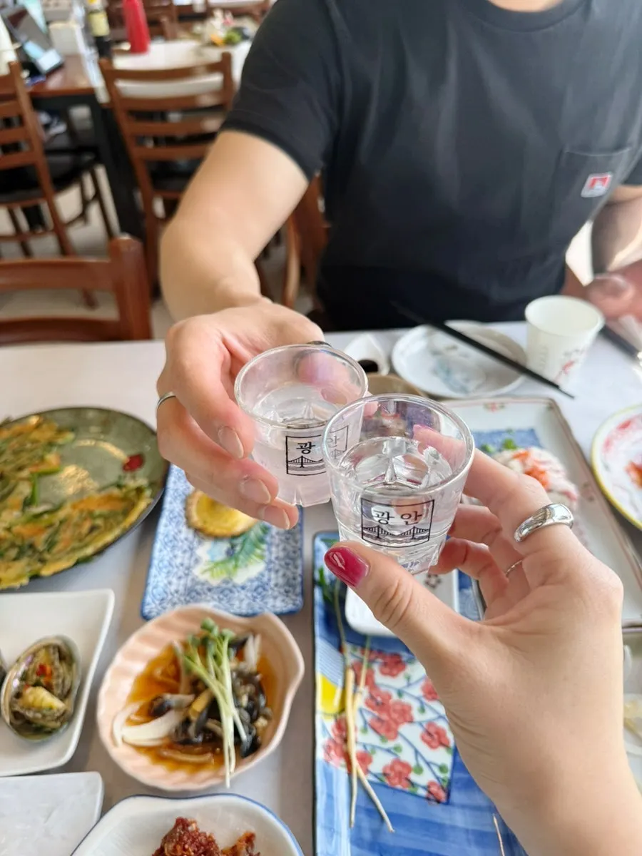 얼음 가득한 바스켓에 담겨 나온 소주