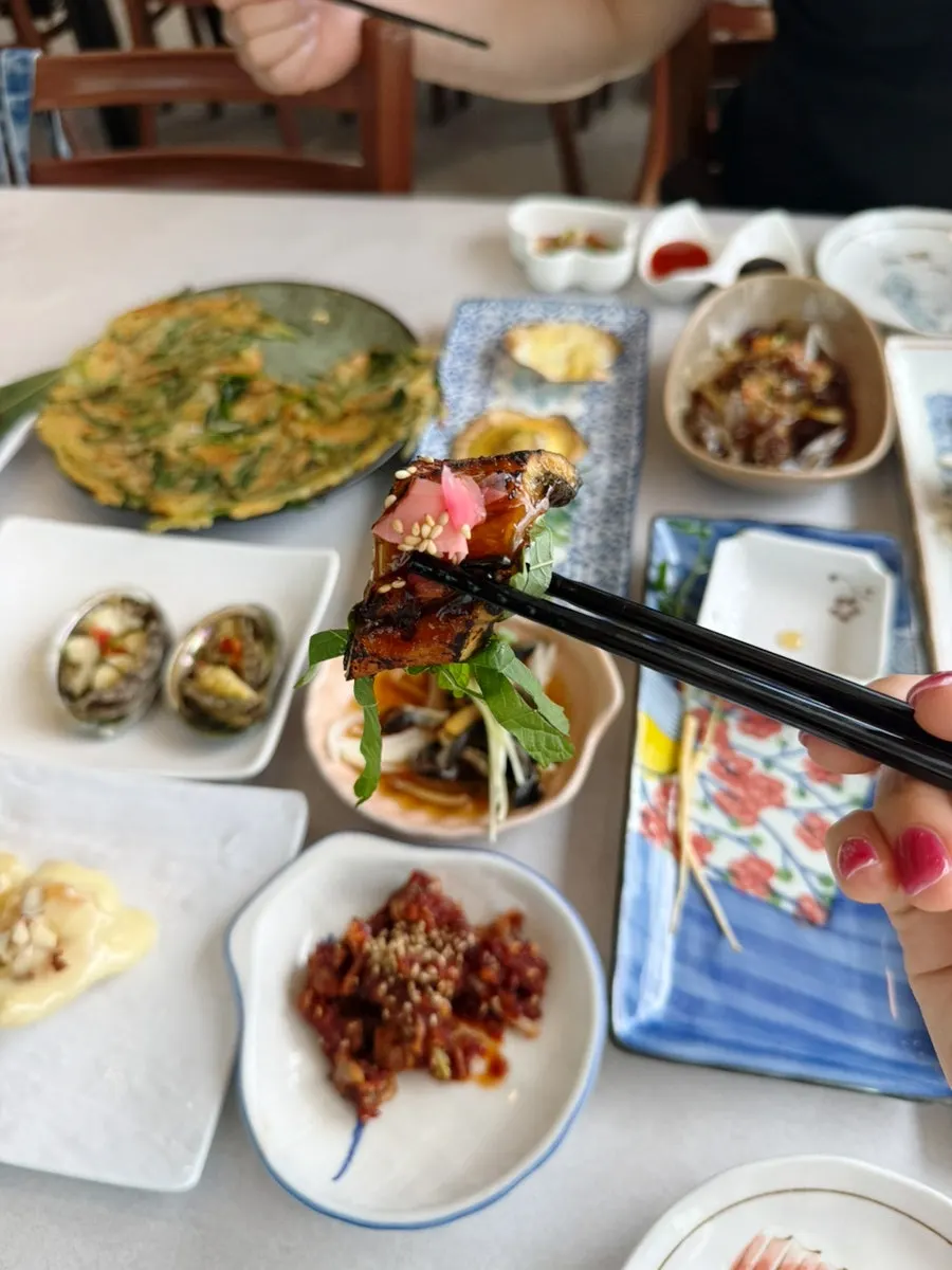 짭조름하게 조려진 간장 장어조림