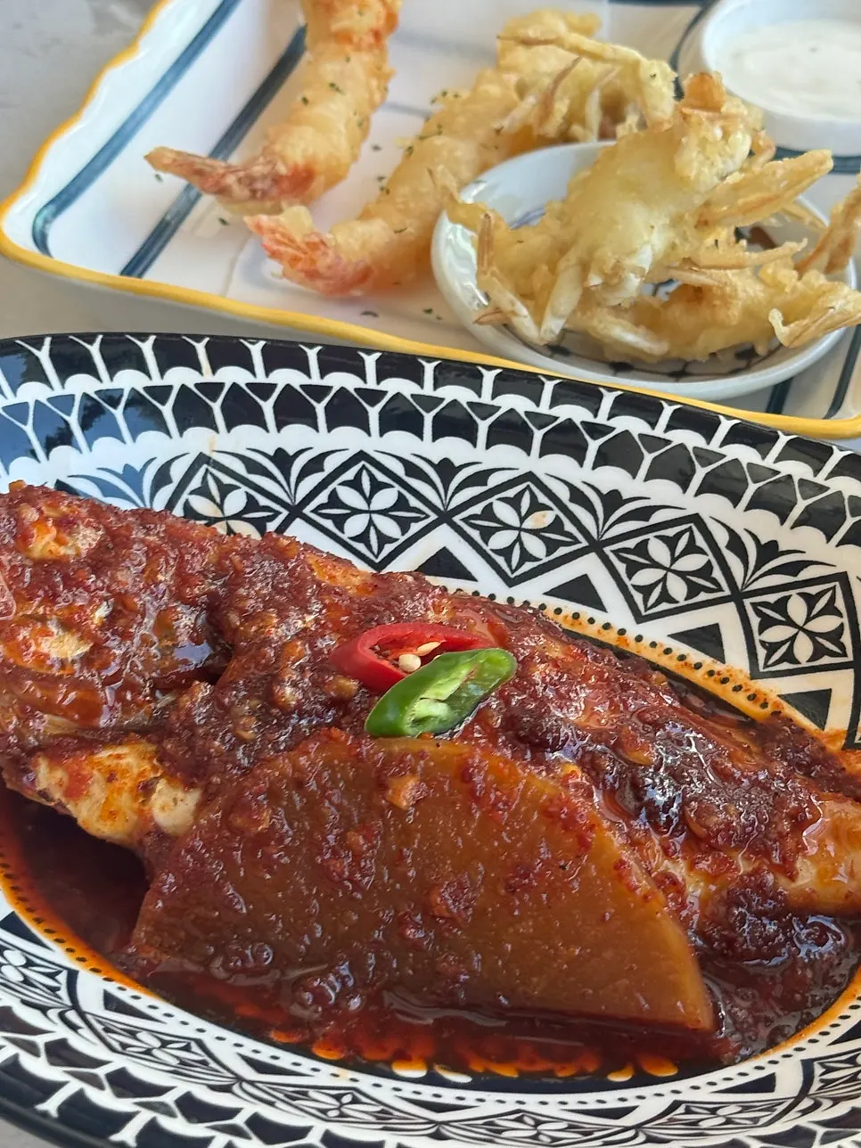 Mesa servida con el dachi han-sang de Gwanganda Jjji