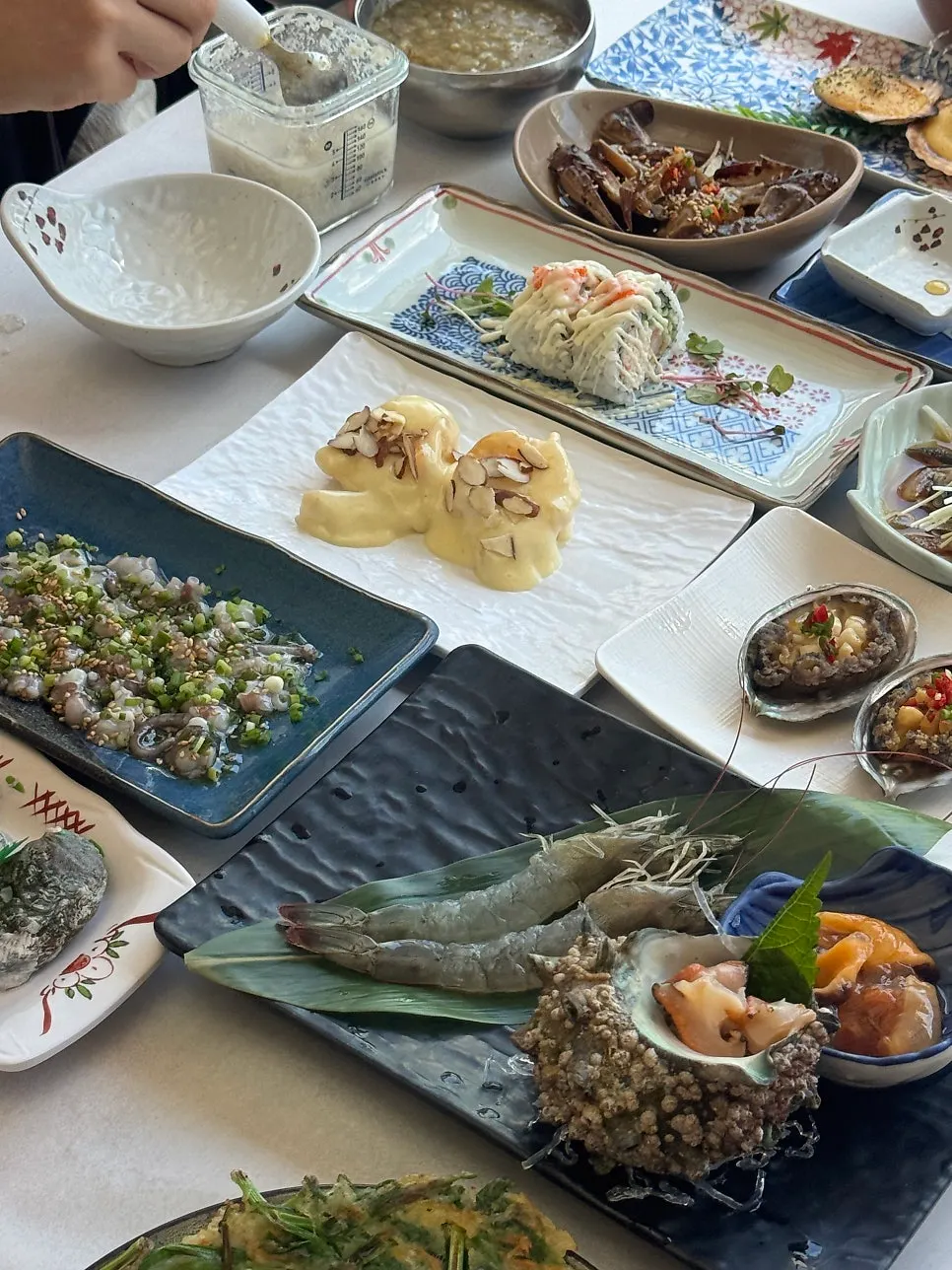 Mesa con pescado crudo y mariscos variados