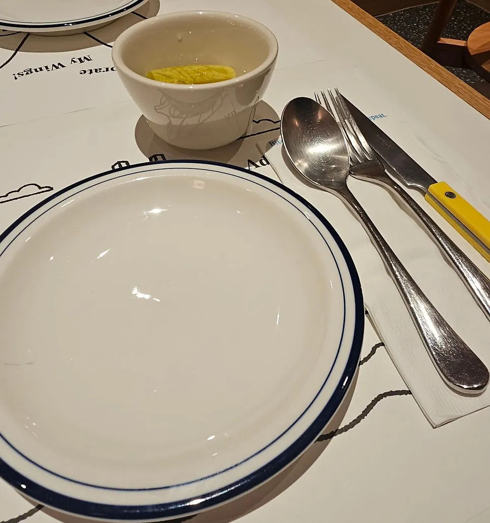 테이블 컬러링 종이와 색칠 도구