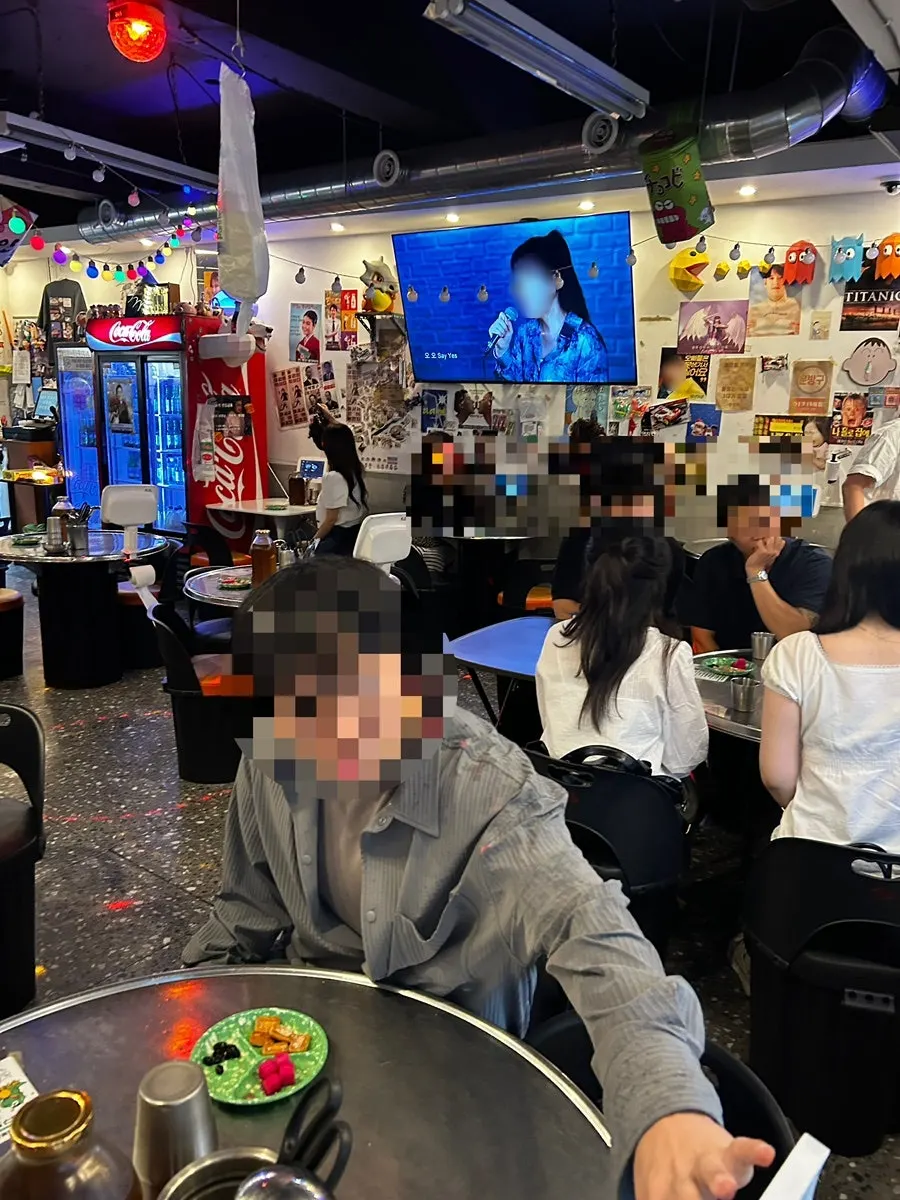 뮤직비디오가 나오는 매장 대형 TV
