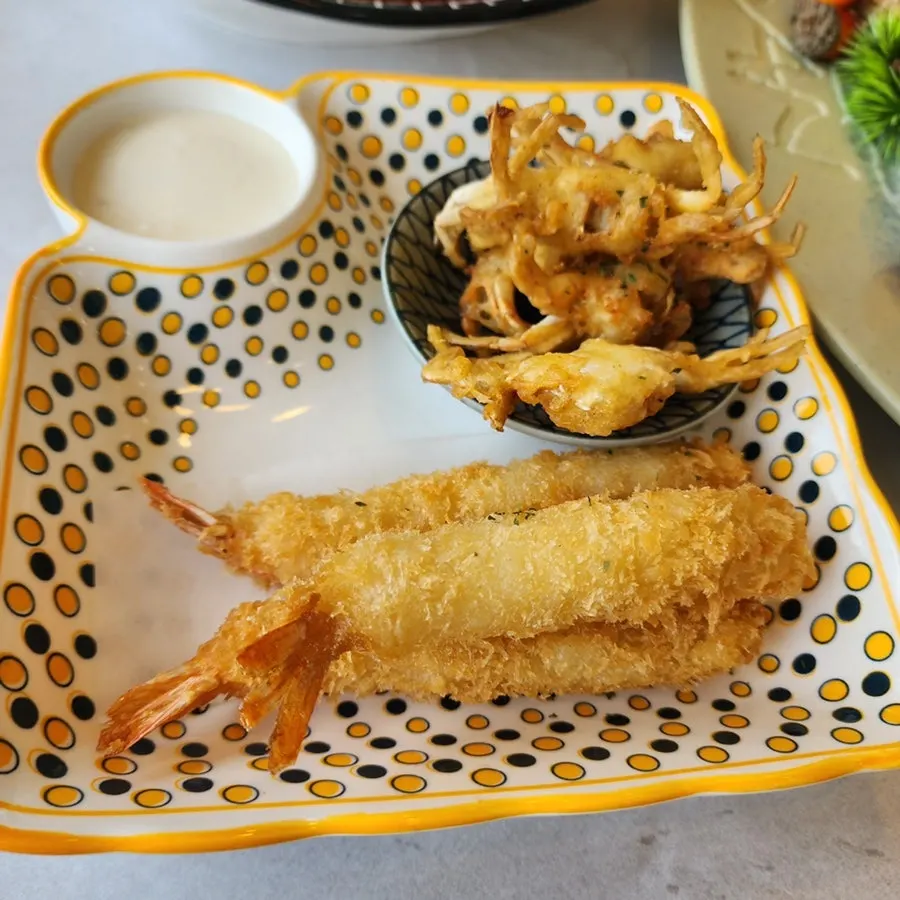 Fried shrimp served with tartar sauce