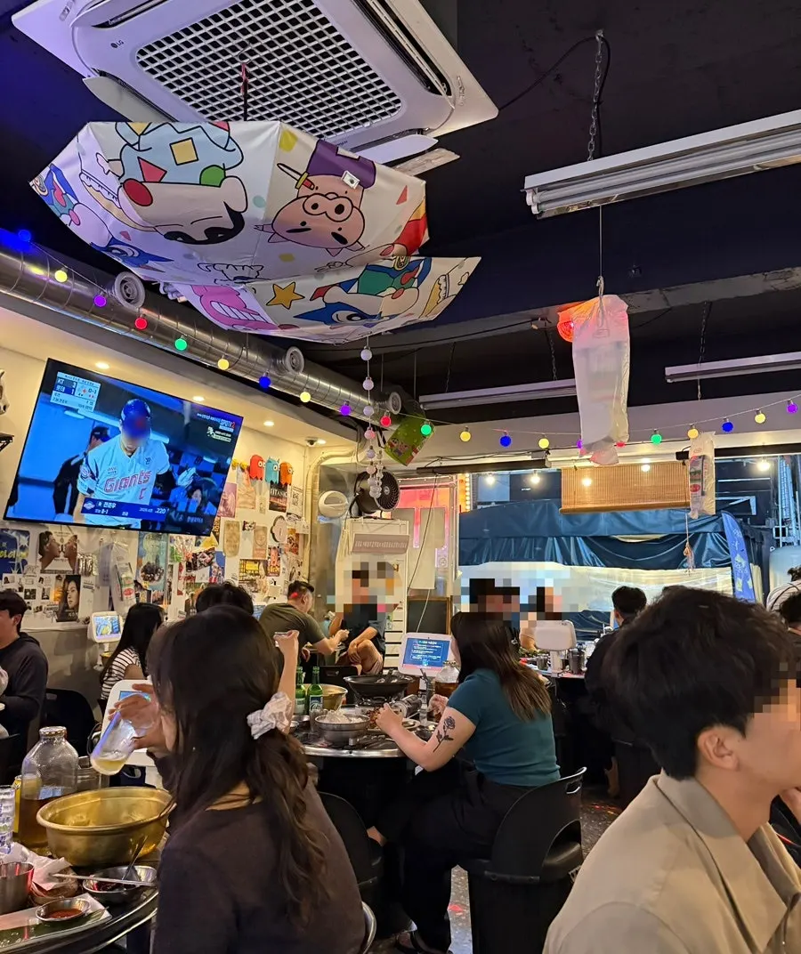 Retro interior seating at Maenggu Pocha Gwang-an Main Branch