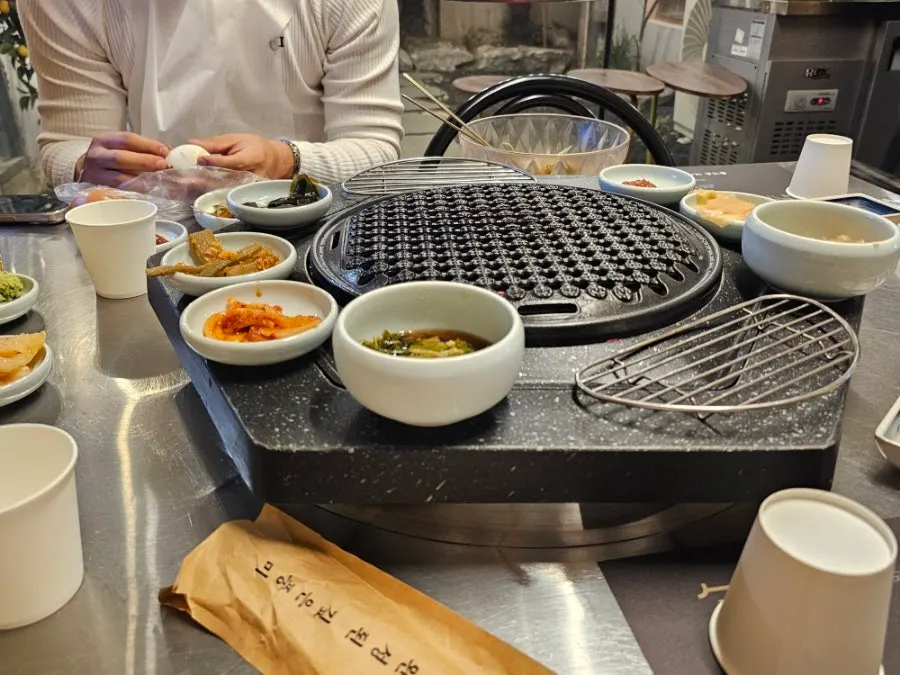 고기 전에 나온 다양한 밑반찬 상차림