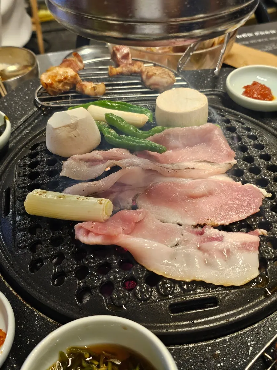 버섯 대파와 함께 익어가는 얇은 부위 고기