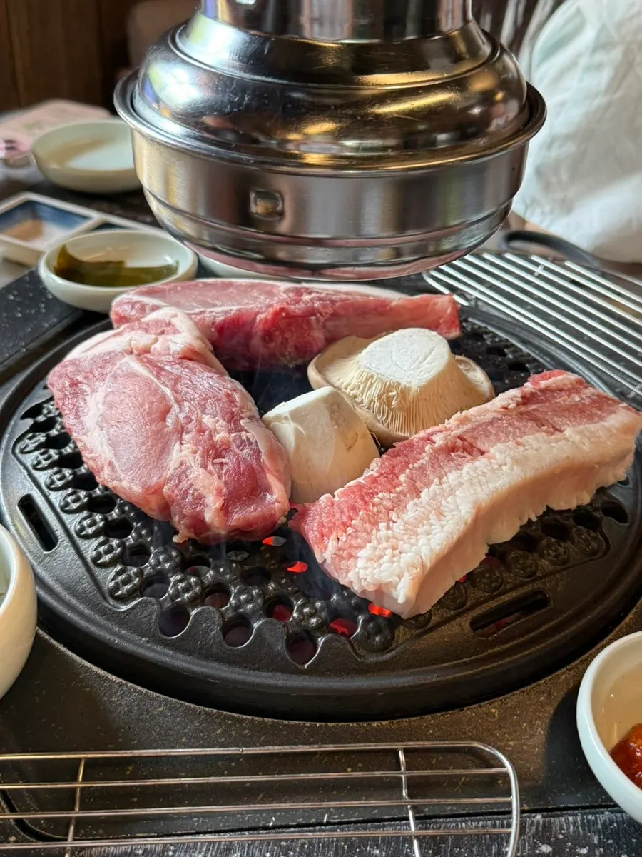 물티슈와 수저, 병따개가 놓인 테이블 세팅