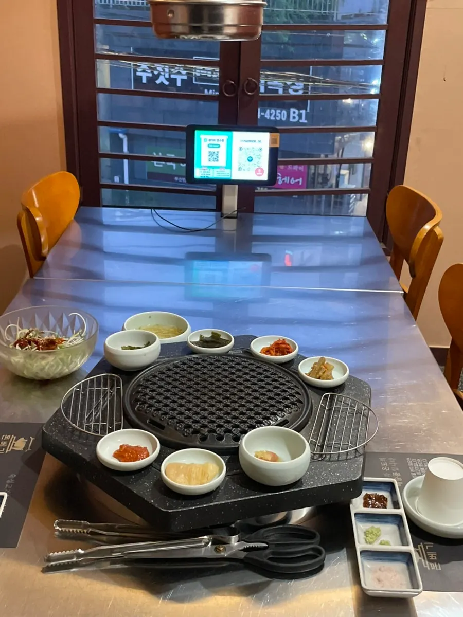Group gathering seating at Donbegi Gwang-an Branch