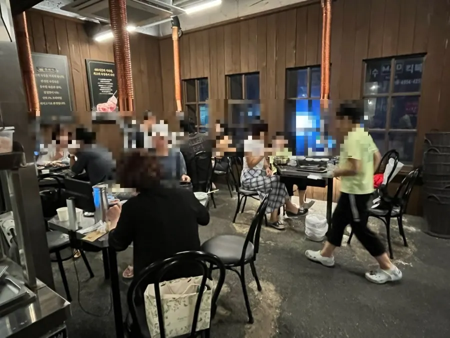 돈베기 광안점 입구 쪽 넓은 홀