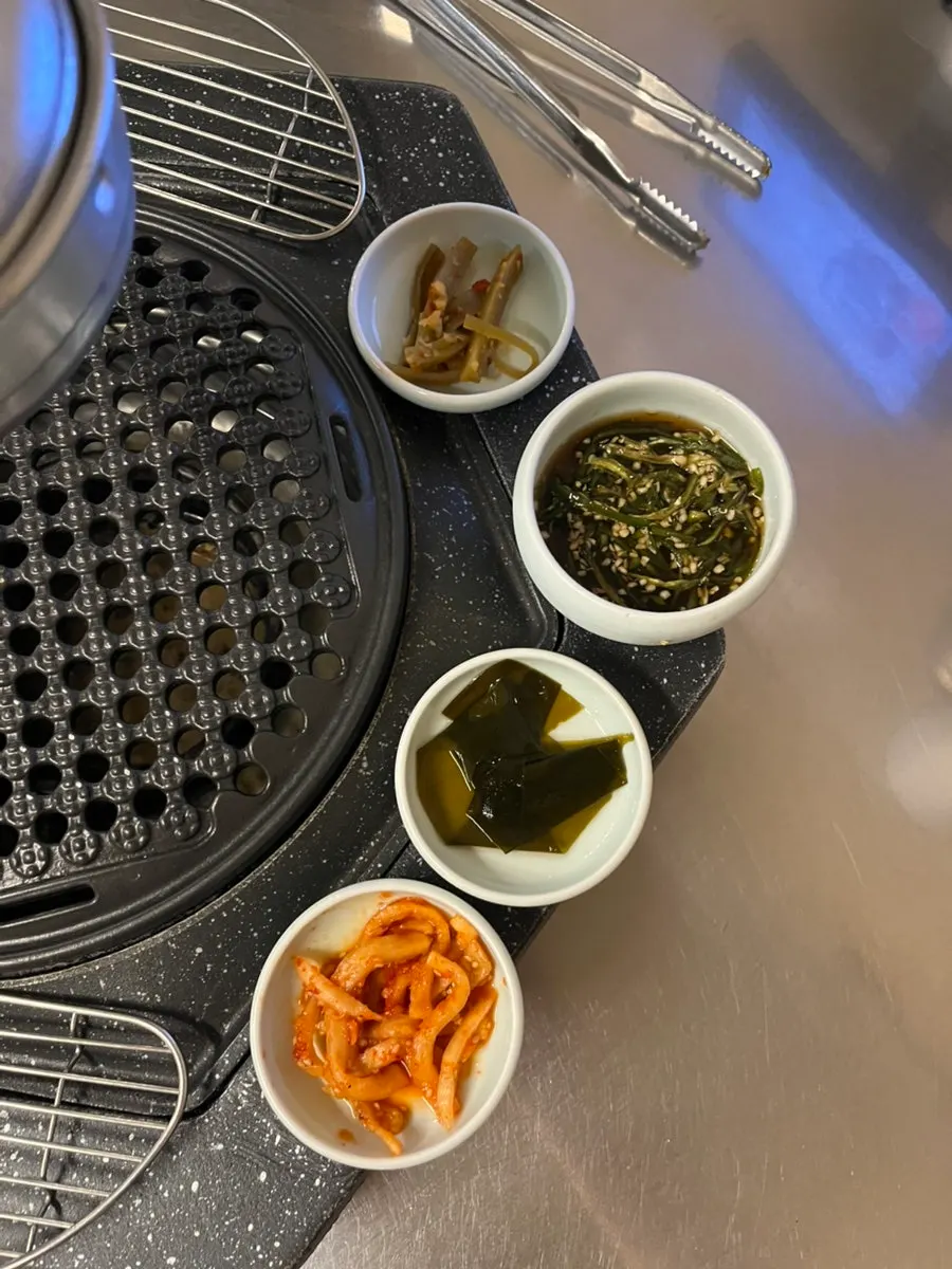 차려진 기본 밑반찬 상차림