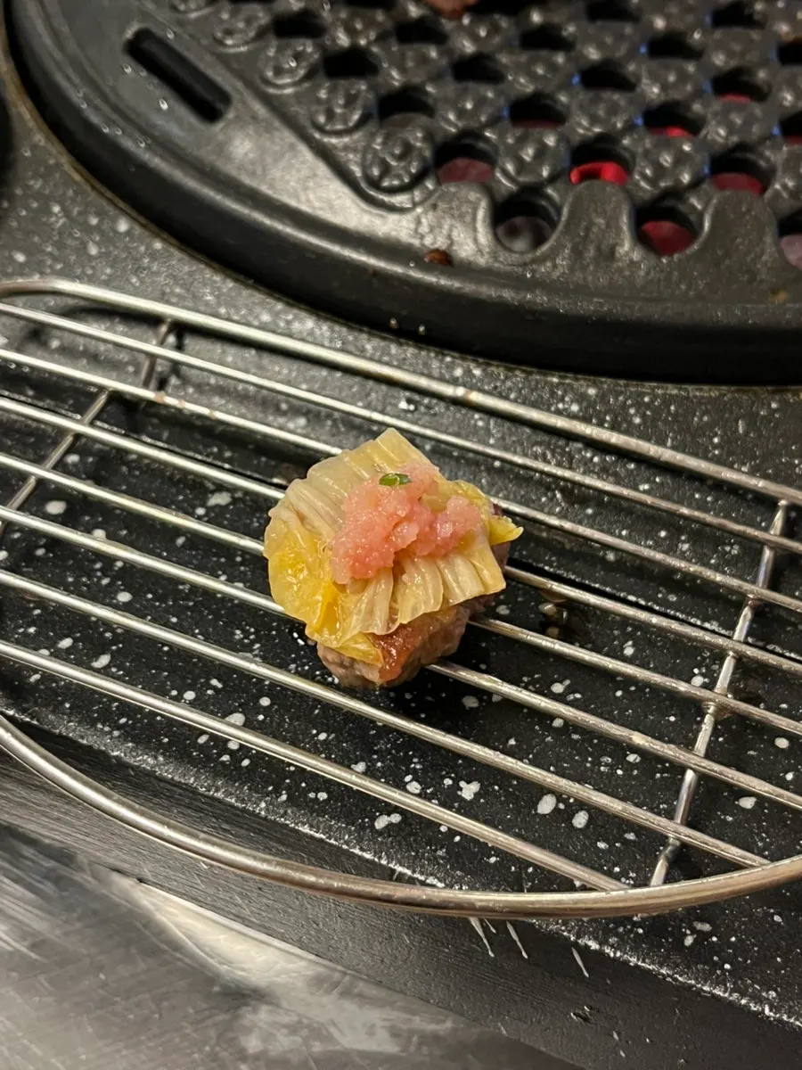 백김치와 명란을 올린 고기 한 점