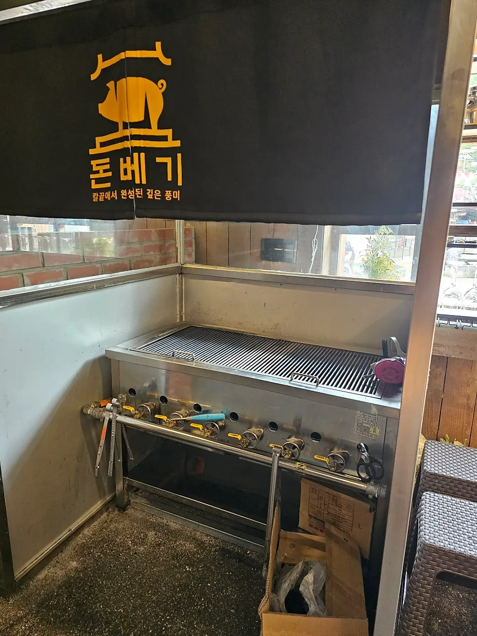돈베기 광안점 1층 내부 전경