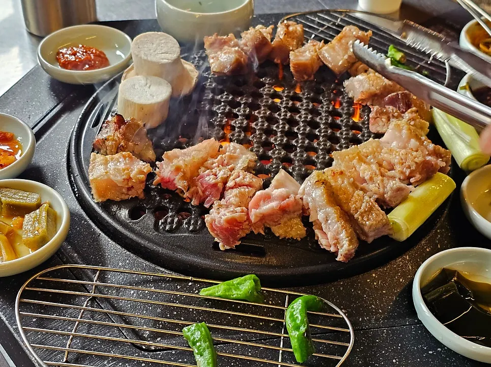 숯불에 구워지는 오겹살