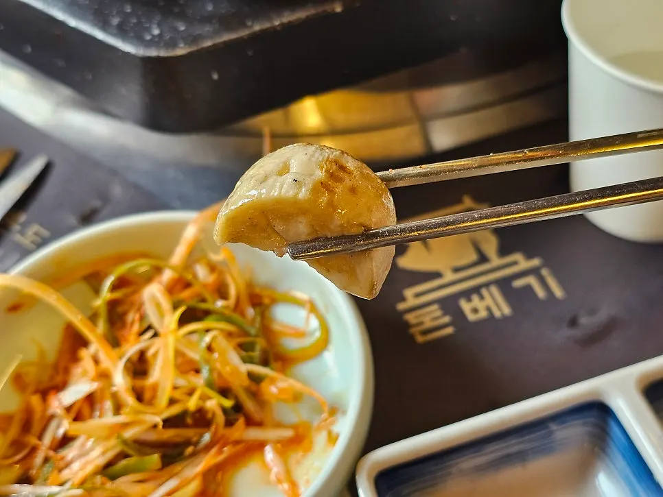 다 구워진 눈꽃 오겹살과 새송이 버섯