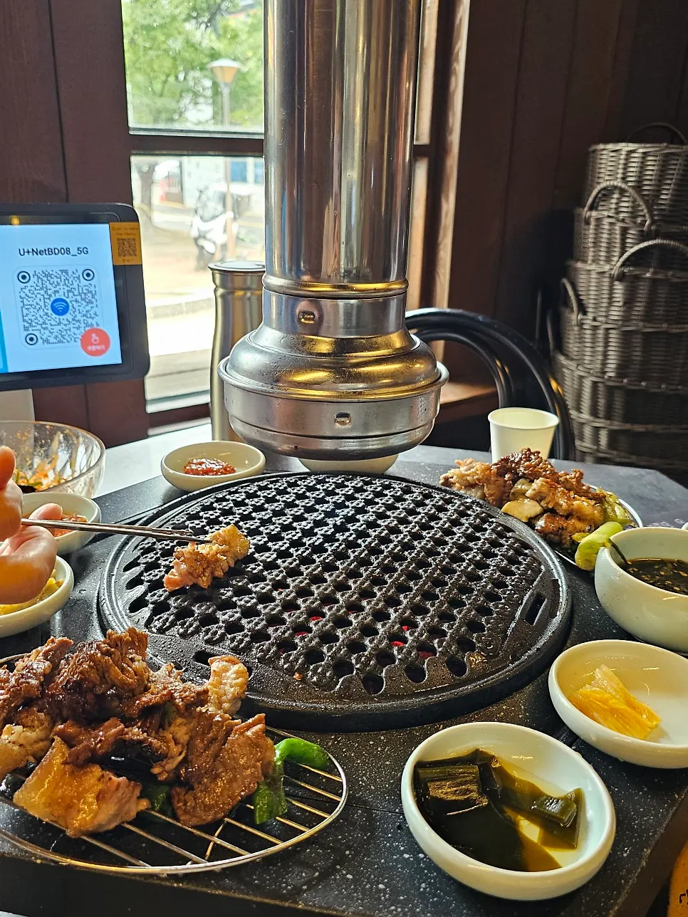 불판에 구워지는 양념갈비살