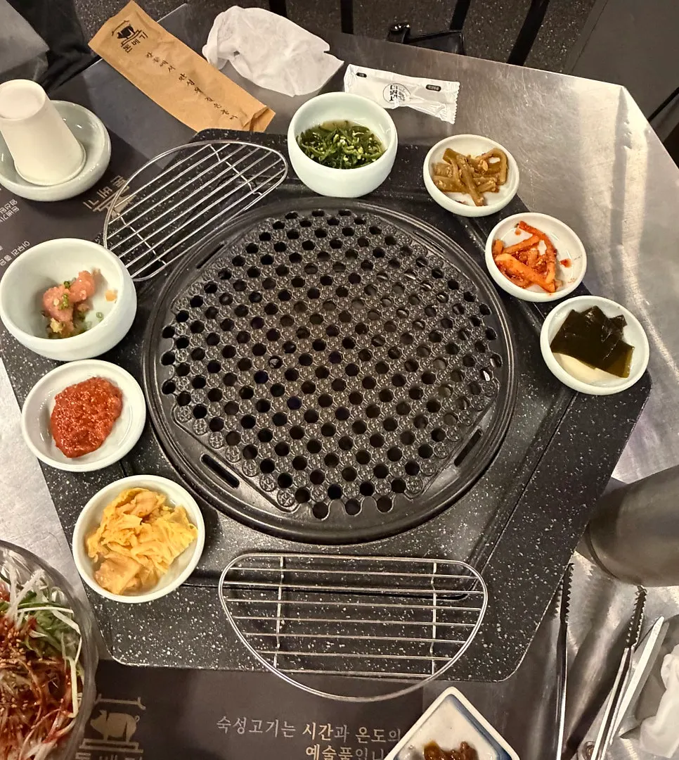 오겹살 540g과 기본찬 차려진 테이블