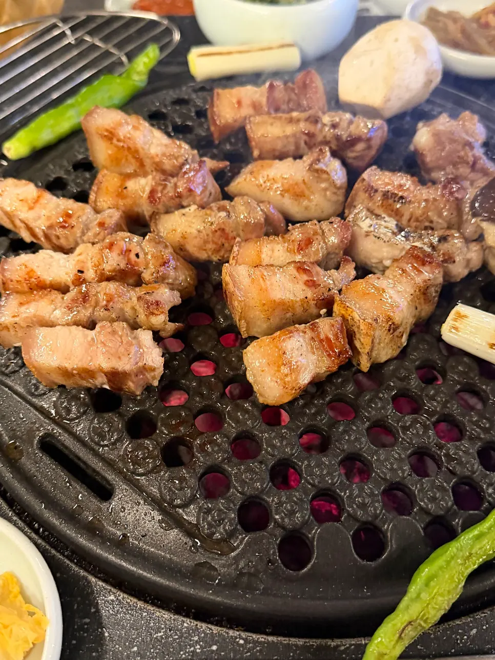 한 입 크기로 잘린 초벌 오겹살