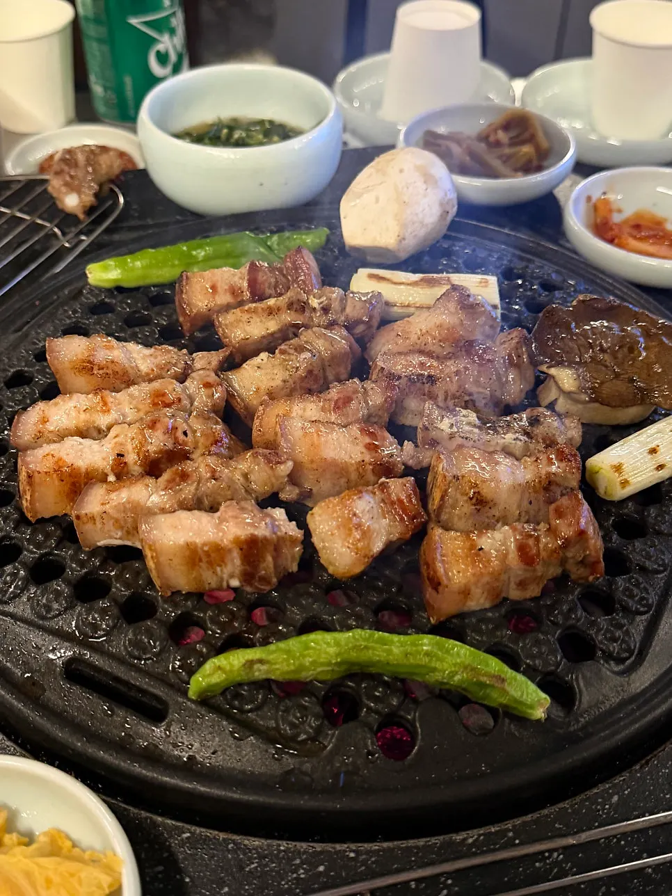숯불 위에서 노릇하게 익는 오겹살