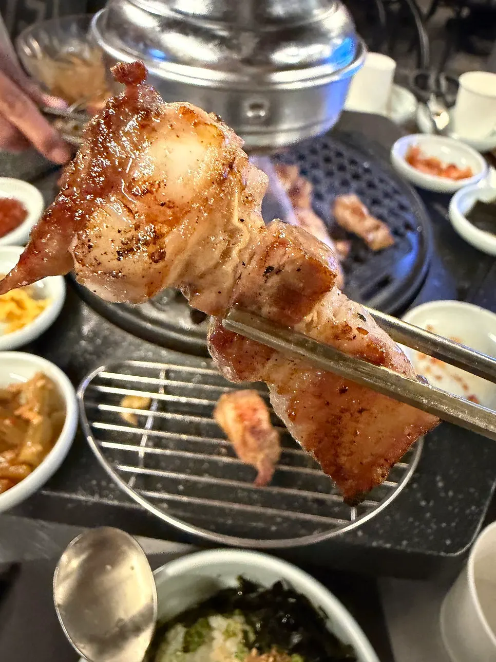 다 구워진 숙성 오겹살 클로즈업