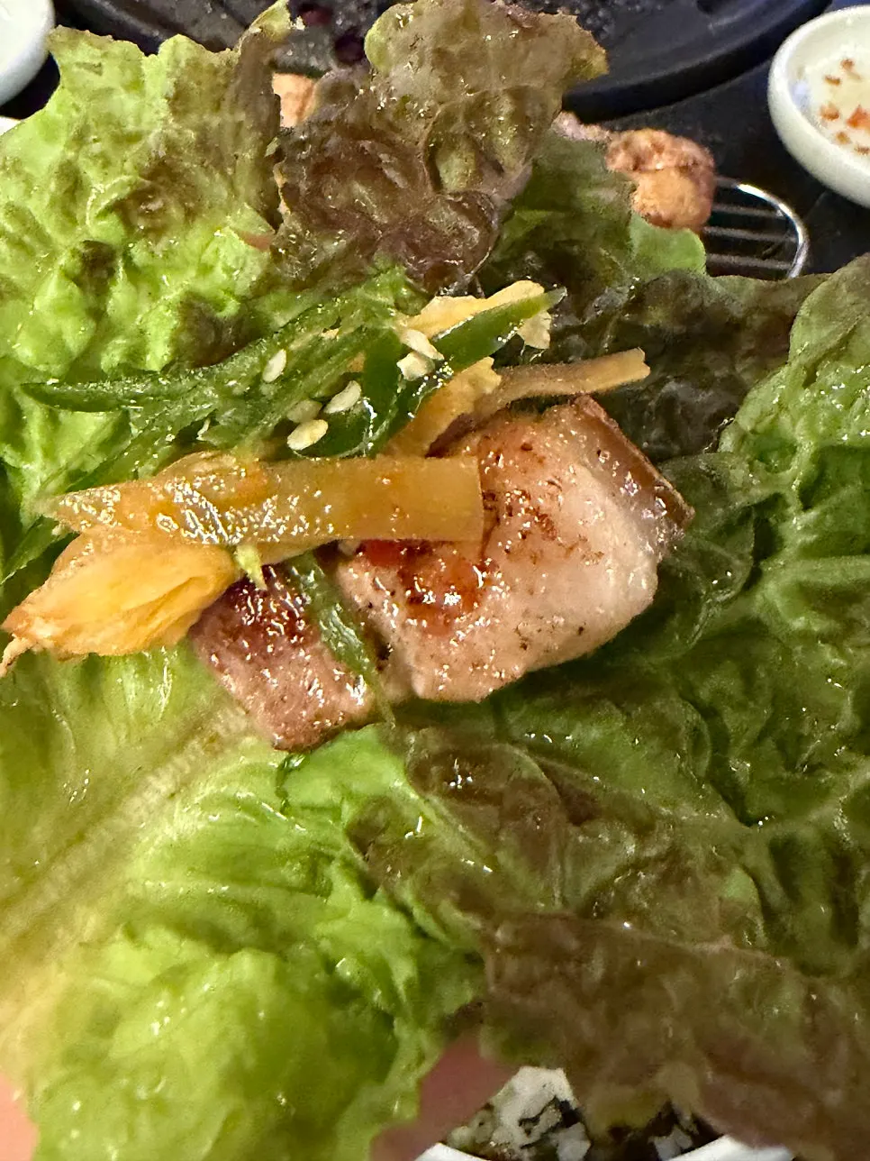 기본찬을 곁들인 고기 한 쌈