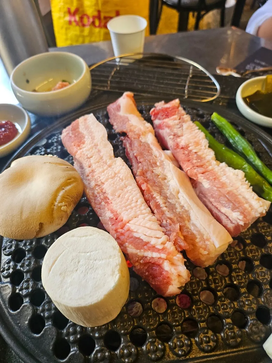 鉄板の上で焼かれる雪花オギョプサル