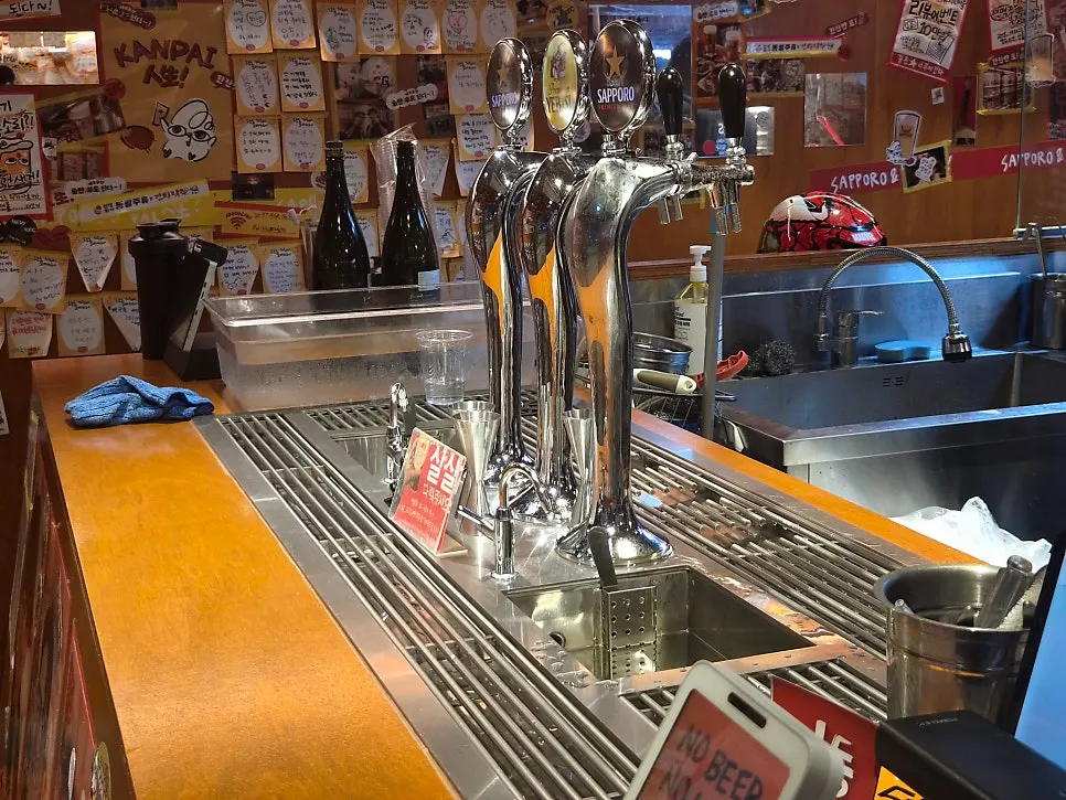 Atmosphere at a Gwangalli standing beer bar