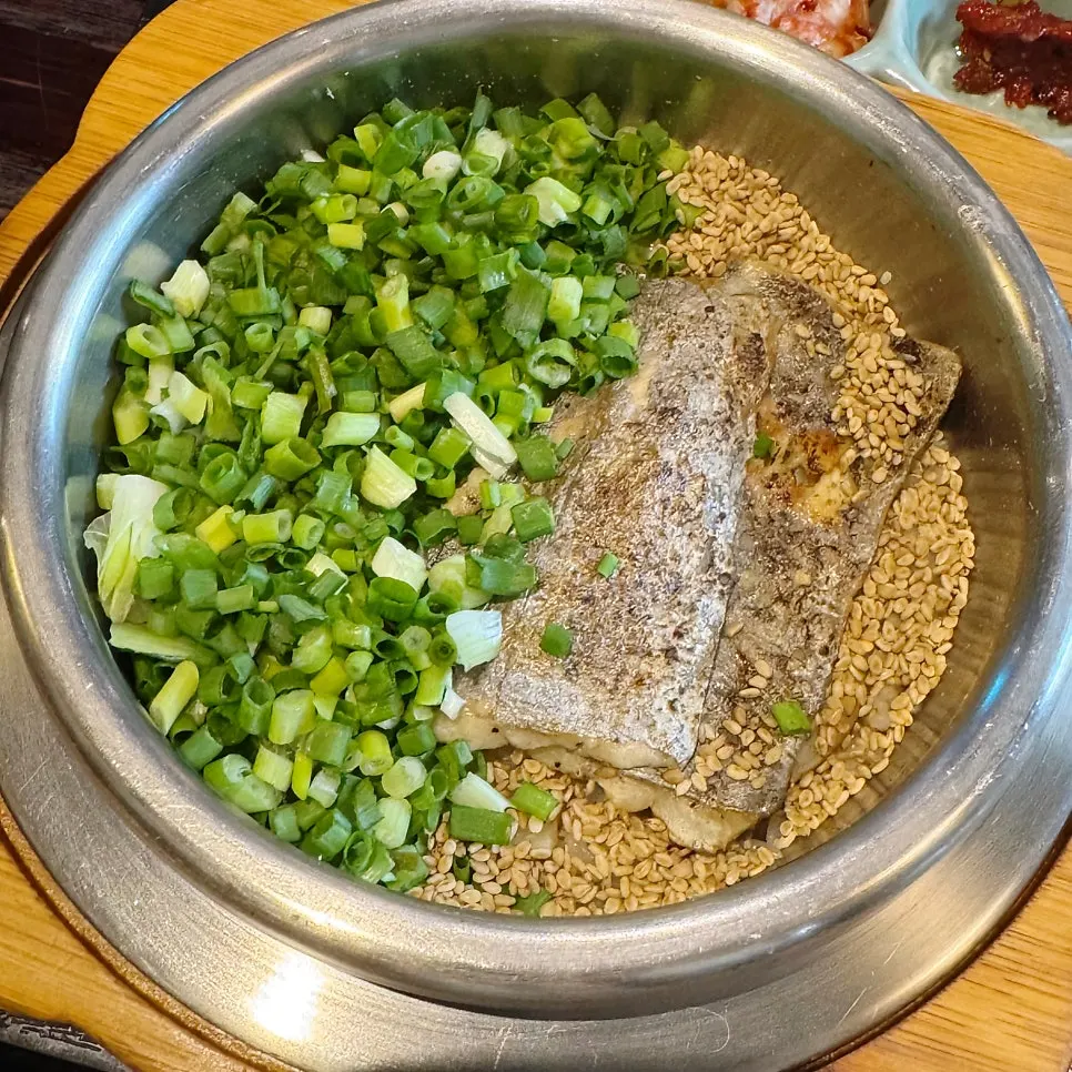Boneless hairtail pot rice with the lid opened