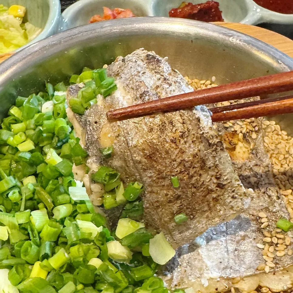 Close-up of pot rice piled generously with hairtail