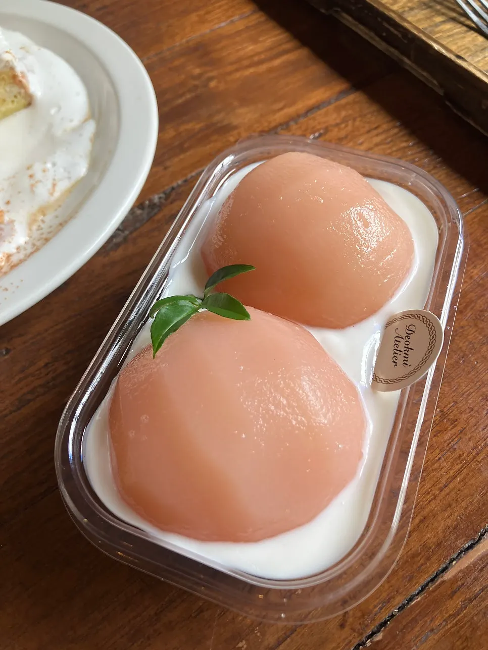 복숭아가 올라간 화이트 피치 티라미수