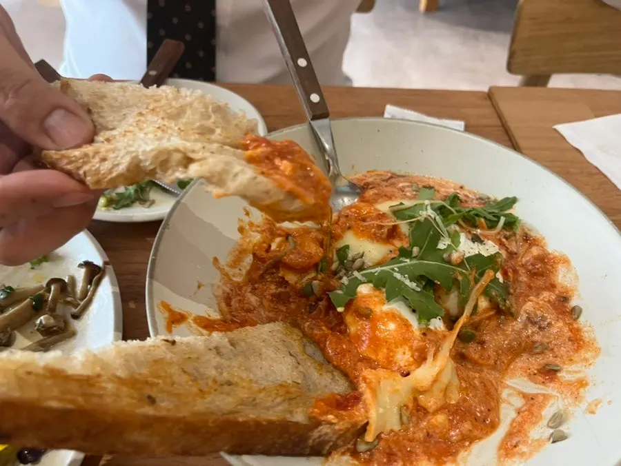 브런치 3종이 차려진 테이블