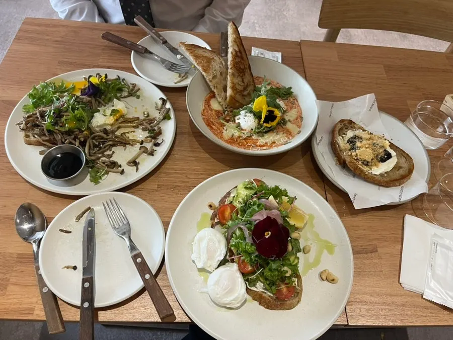식사를 마친 2층 창가 자리