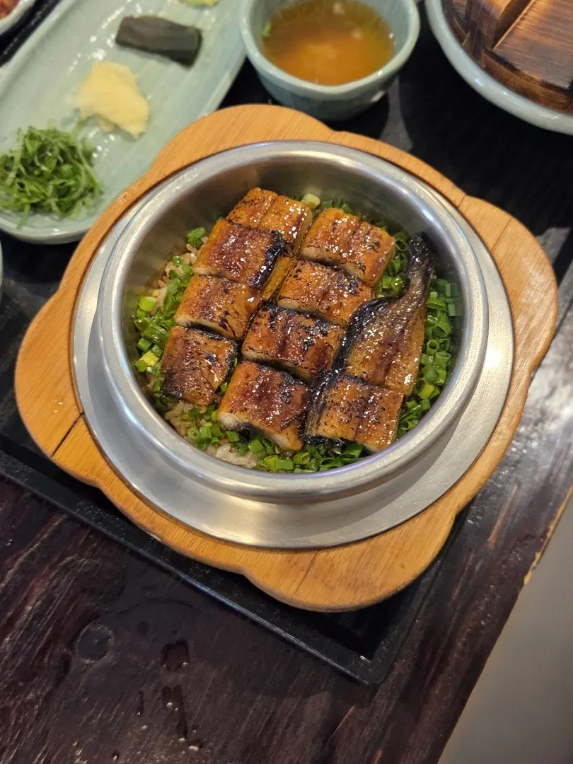 Freshwater eel pot rice with eel piled on top of the rice