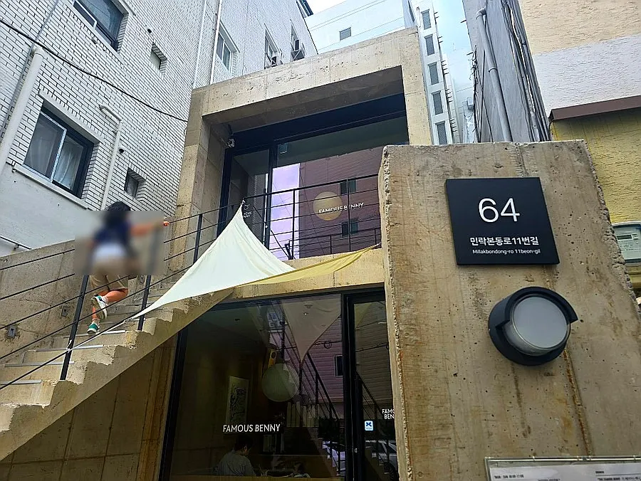 The atmosphere at a Gwangalli brunch café