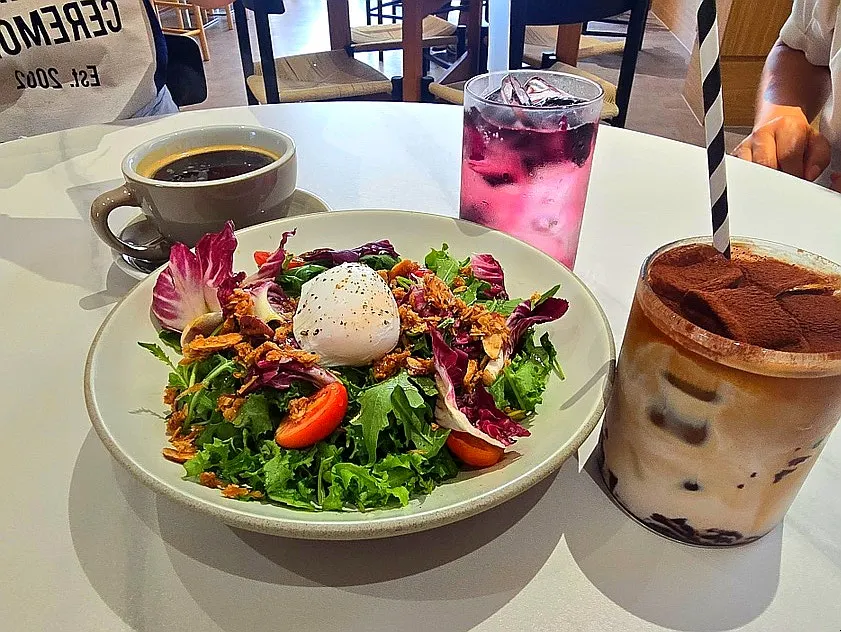 The Famous Benny with a variety of ingredients