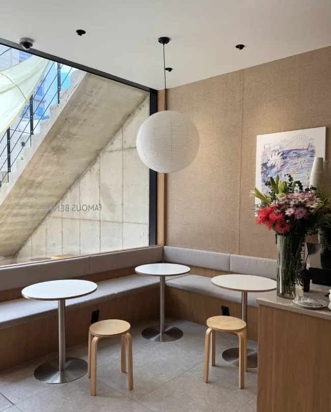 Clean and inviting brunch café space